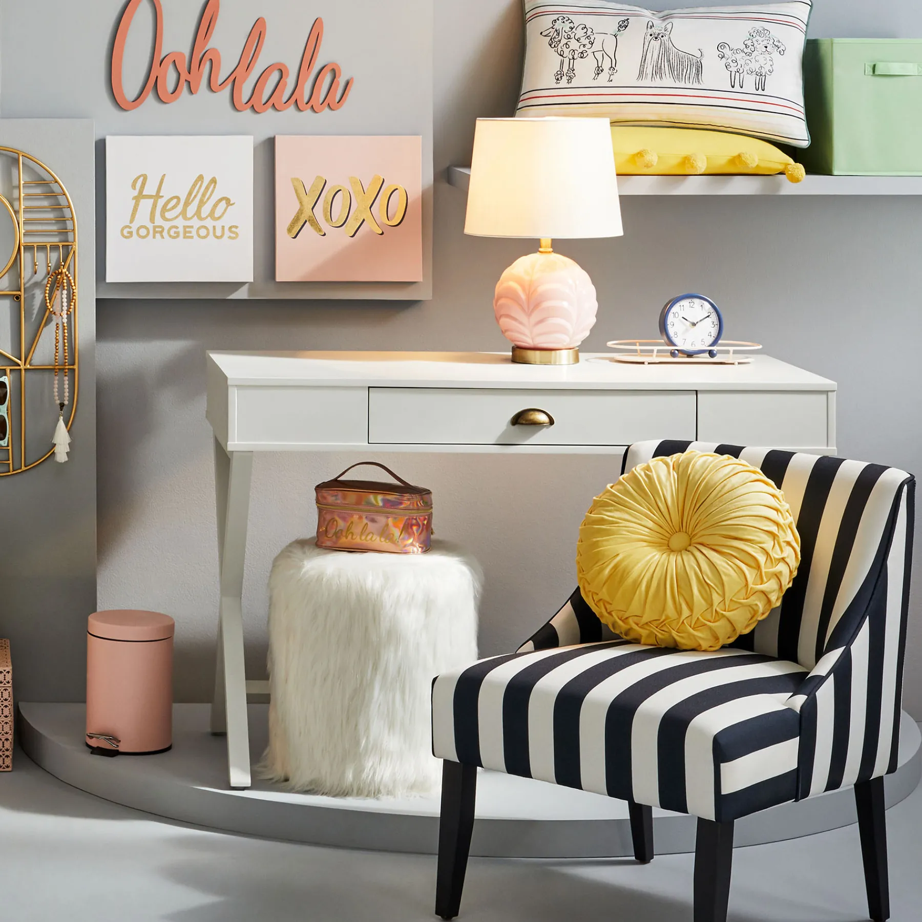 * White Faux Fur Round Ottoman Fashion< Ottomans & Poufs